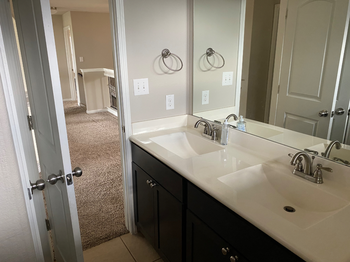Spacious Furnished 4-Bedroom Home in Quiet Neighborhood - Photo 7