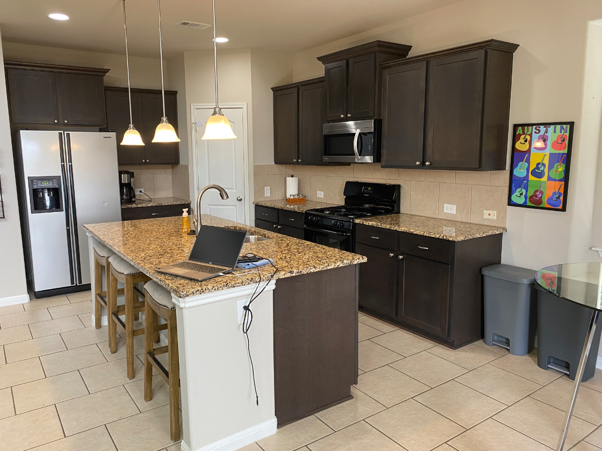 Spacious Furnished 4-Bedroom Home in Quiet Neighborhood - Photo 3