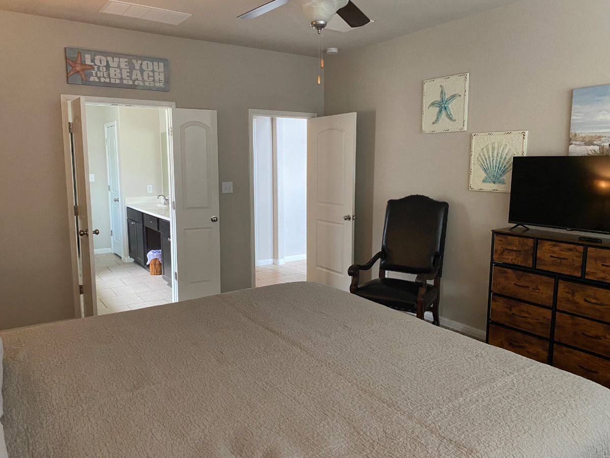 Spacious Furnished 4-Bedroom Home in Quiet Neighborhood - Photo 4