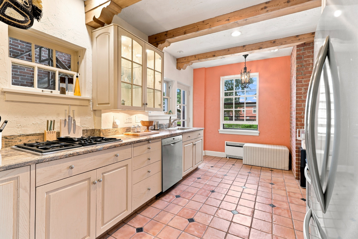 Luxury Furnished Executive Residence at Moreland Courts - Photo 2