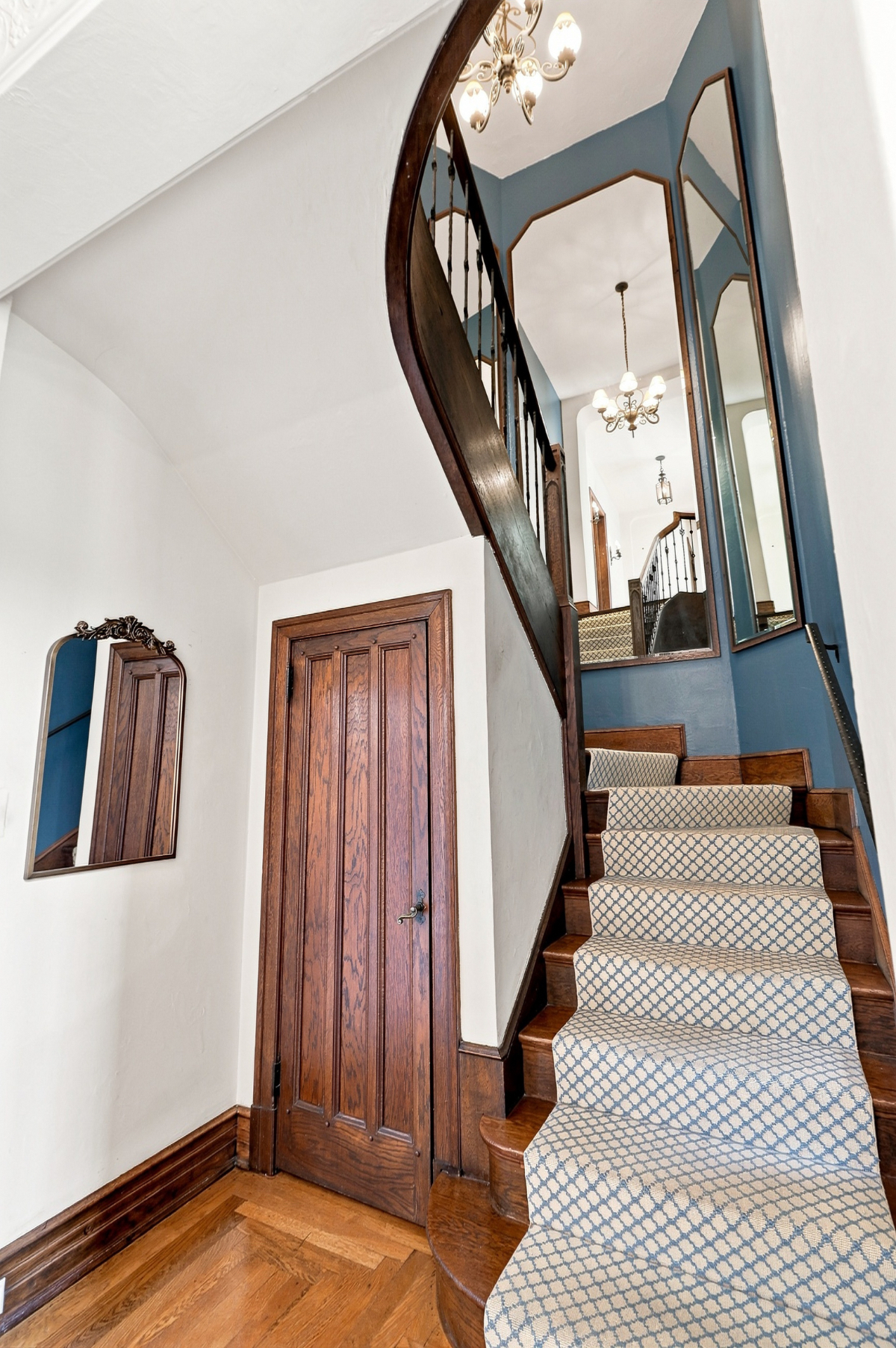 Luxury Furnished Executive Residence at Moreland Courts - Photo 10