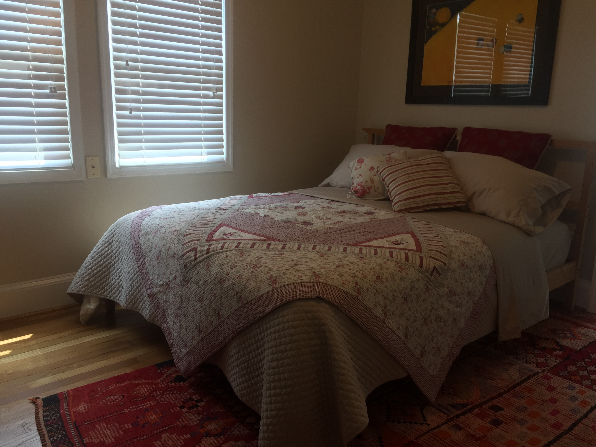 Furnished Private Room & En-Suite Bath in Cozy, Well-Located Home - Photo 1