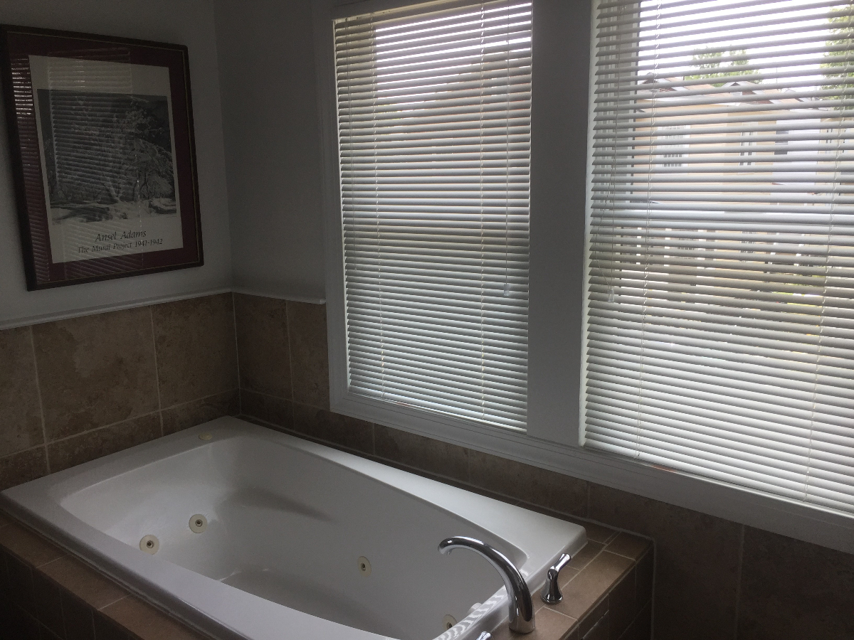 Furnished Private Room & En-Suite Bath in Cozy, Well-Located Home - Photo 2