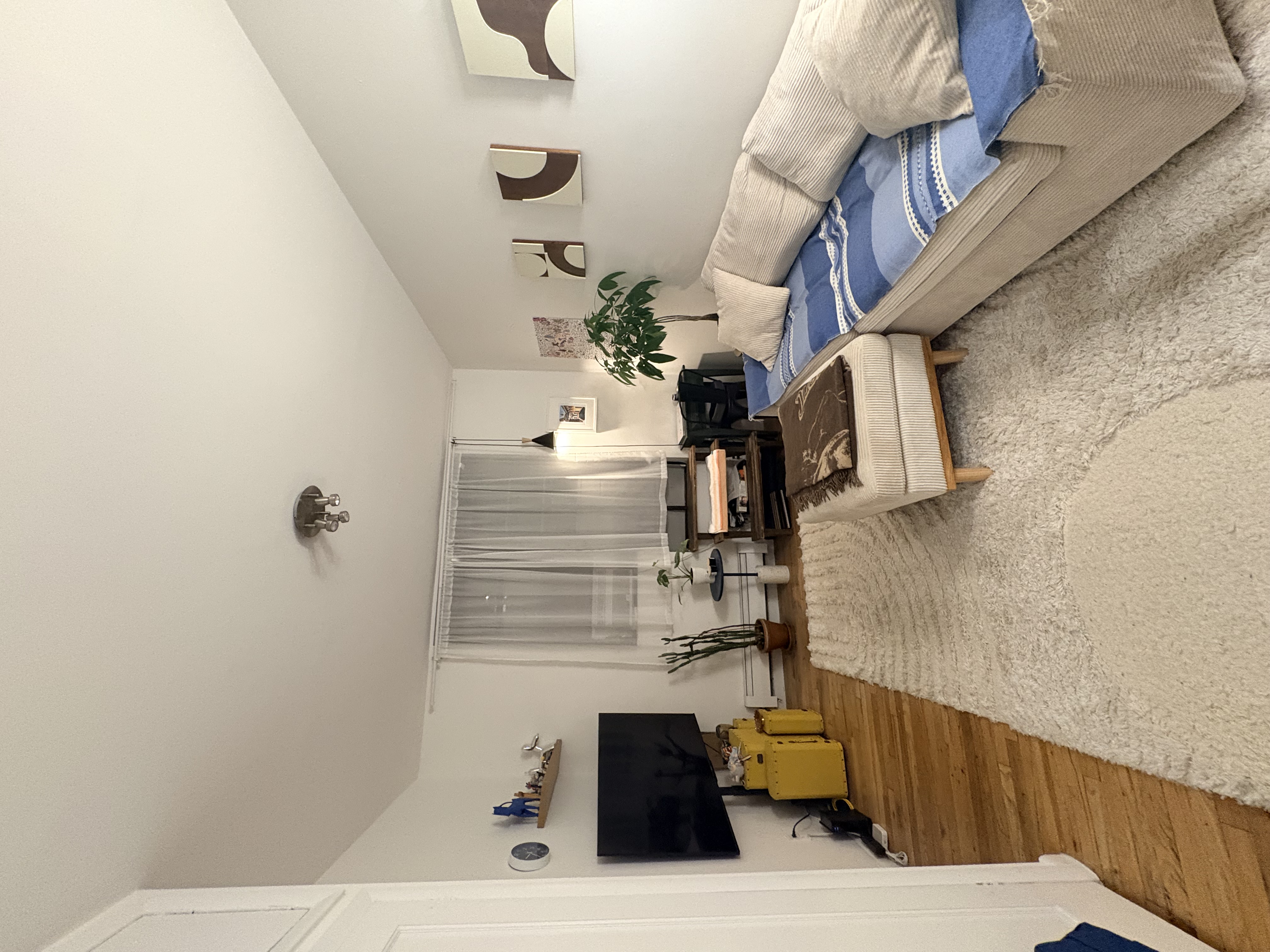 Tranquil tree lined street walk-up apartment- available after 9/30 - Photo 5