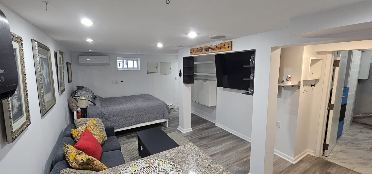 Comfortable basement studio - Photo 1