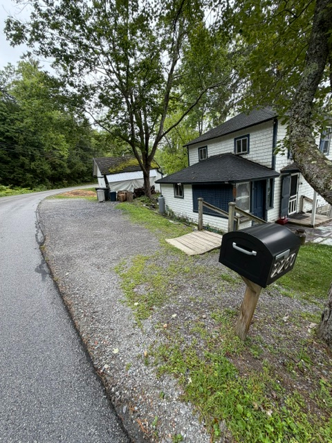 Furnished three-bedroom lakefront home with parking, workspace and everyday comforts - Photo 1