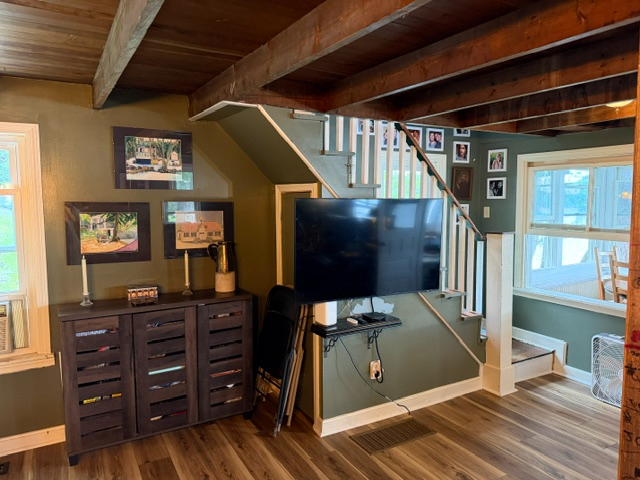 Furnished three-bedroom lakefront home with parking, workspace and everyday comforts - Photo 12