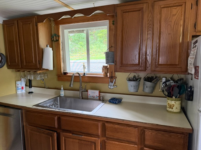 Furnished three-bedroom lakefront home with parking, workspace and everyday comforts - Photo 4