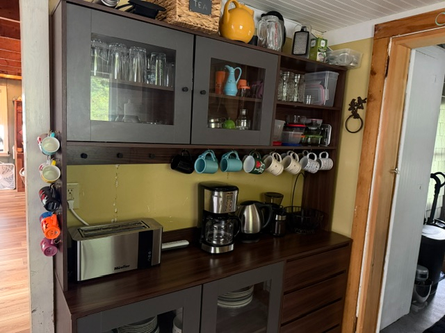 Furnished three-bedroom lakefront home with parking, workspace and everyday comforts - Photo 8