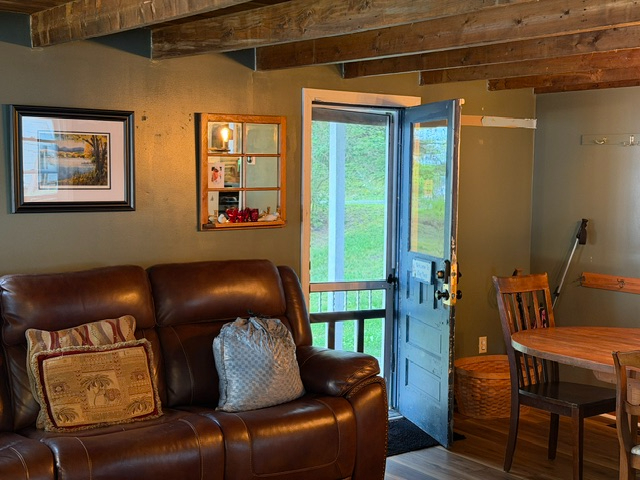 Furnished three-bedroom lakefront home with parking, workspace and everyday comforts - Photo 3