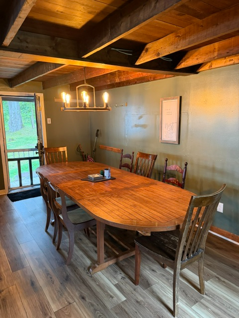 Furnished three-bedroom lakefront home with parking, workspace and everyday comforts - Photo 9