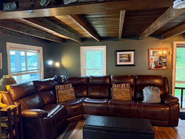 Furnished three-bedroom lakefront home with parking, workspace and everyday comforts - Photo 2