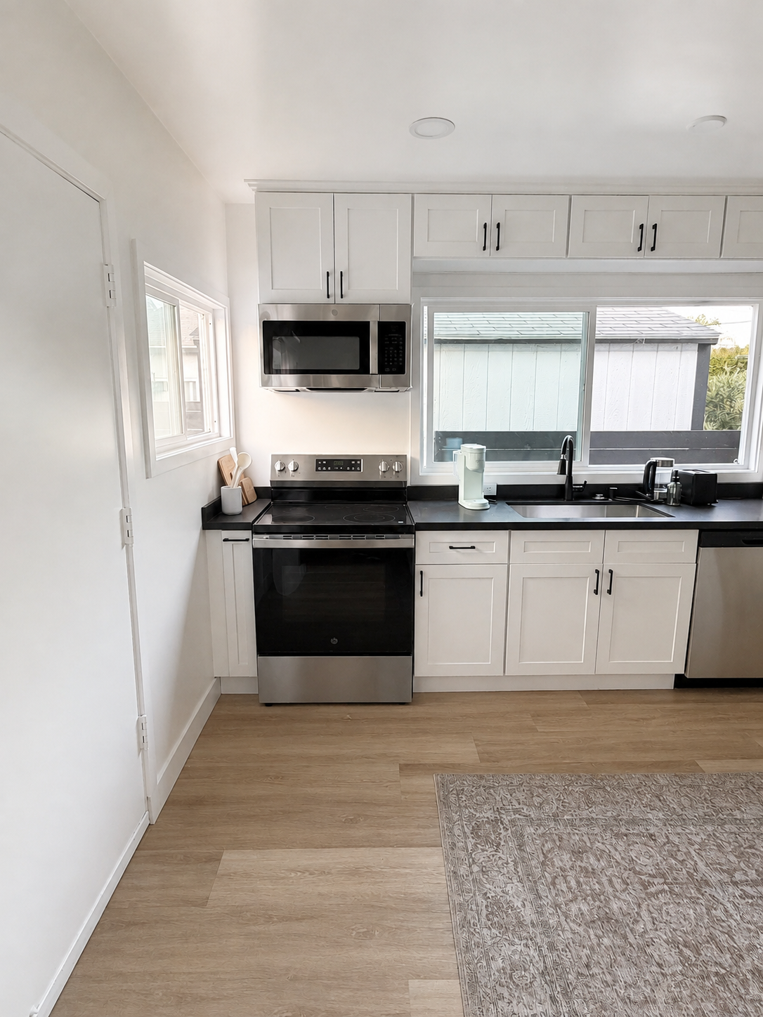 Modern Venice Studio with Parking, Open Concept living with in unit Washer Dryer - Photo 2