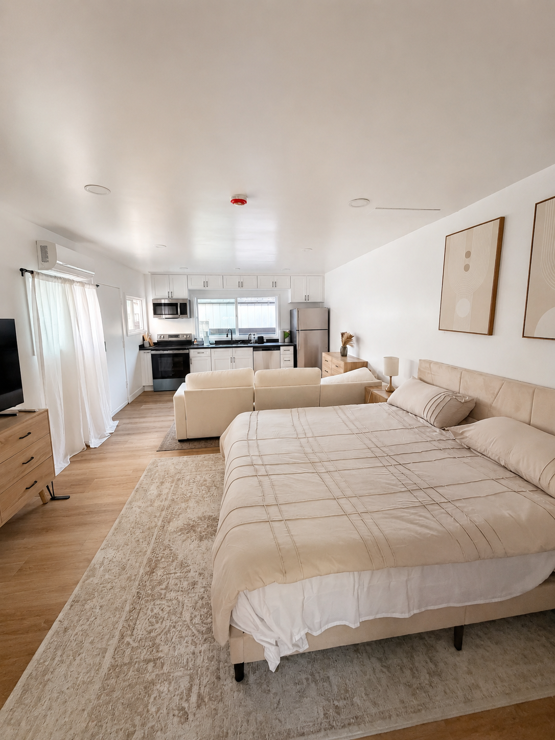 Modern Venice Studio with Parking, Open Concept living with in unit Washer Dryer - Photo 1