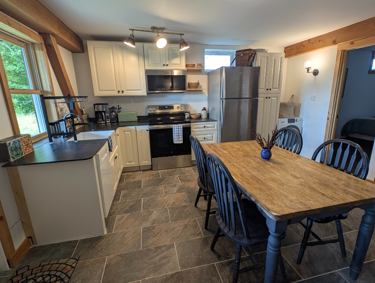 Charming 1BR Apt with Views, Workspace & W/D - Photo 2