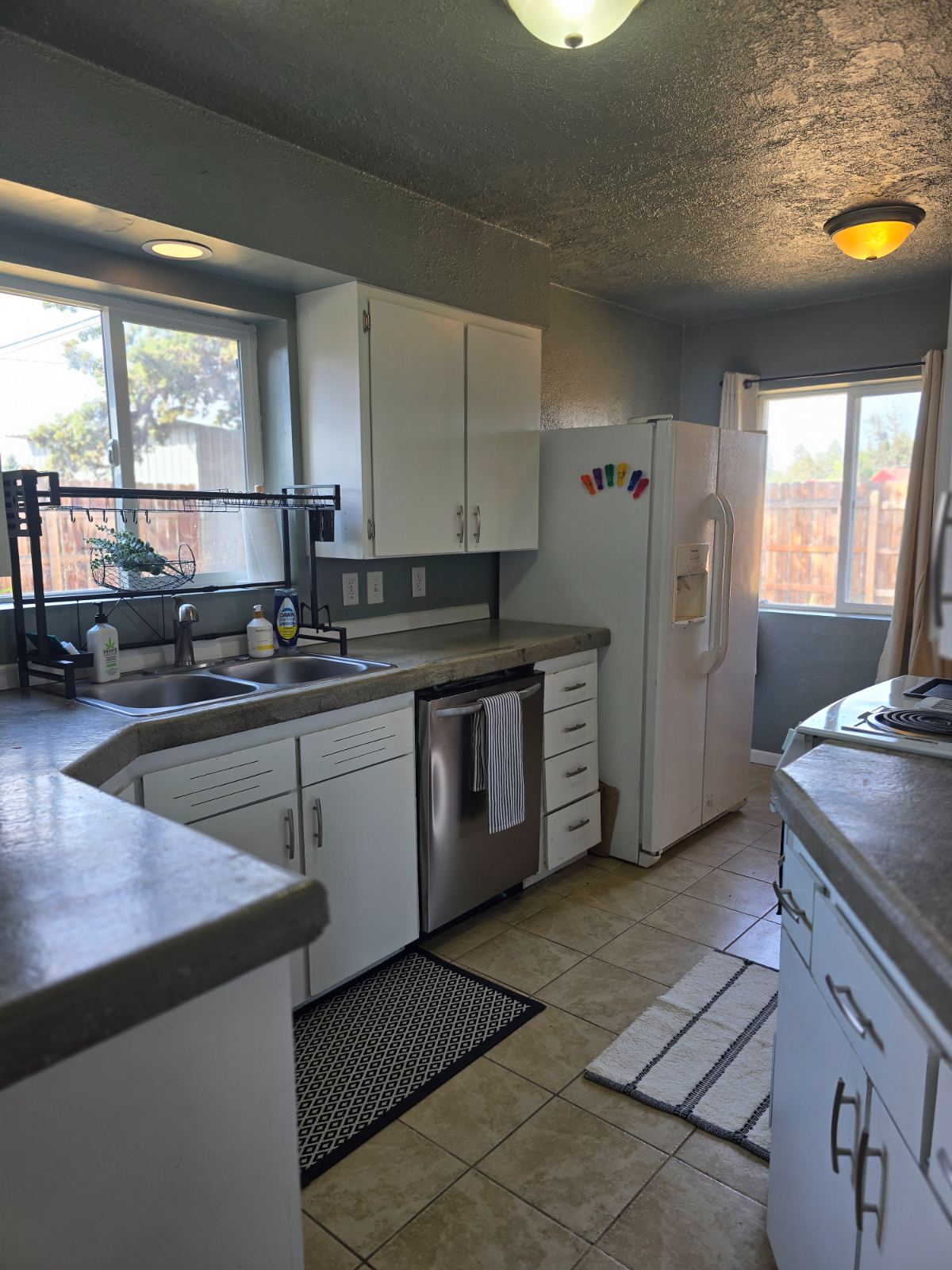 Quiet Furnished Duplex With Fenced Backyard, Dedicated Workspace And Utilities Included - Photo 4