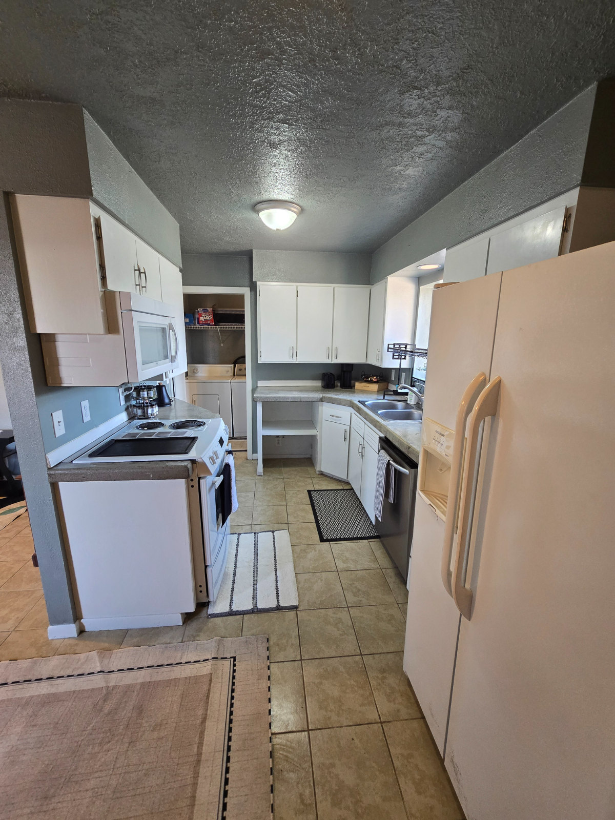 Quiet Furnished Duplex With Fenced Backyard, Dedicated Workspace And Utilities Included - Photo 5