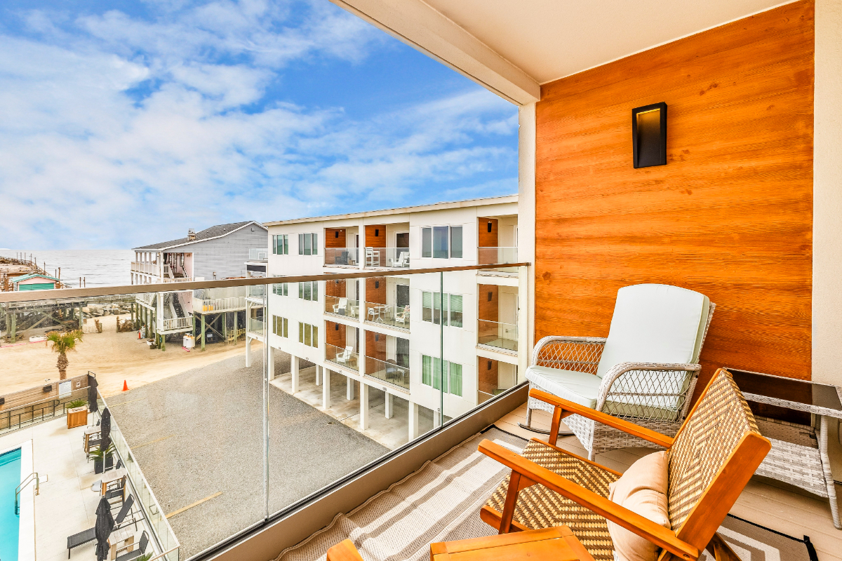 Oceanfront 2BR/2BA Furnished Condo - Carolina Beach | 3-6 Month Rentals - Photo 2