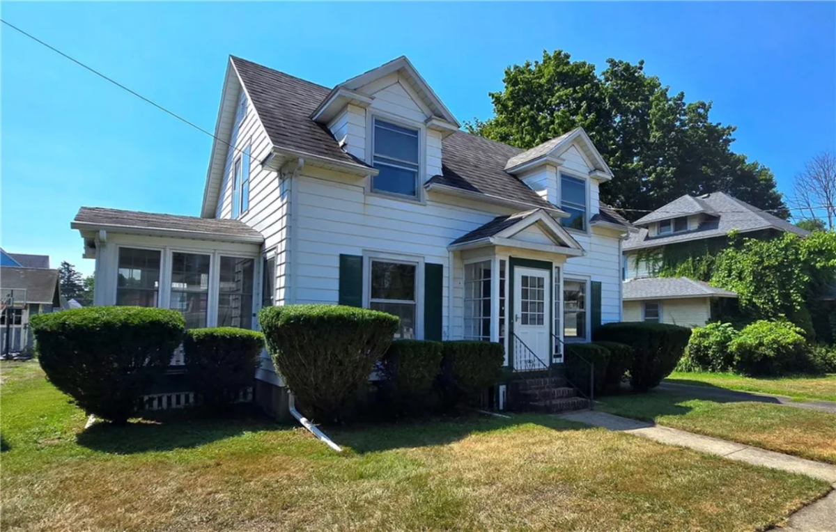A night shift friendly location! Prime, minimum 30 plus nights, Midterm Rental house in Elmira Heigh - Photo 1