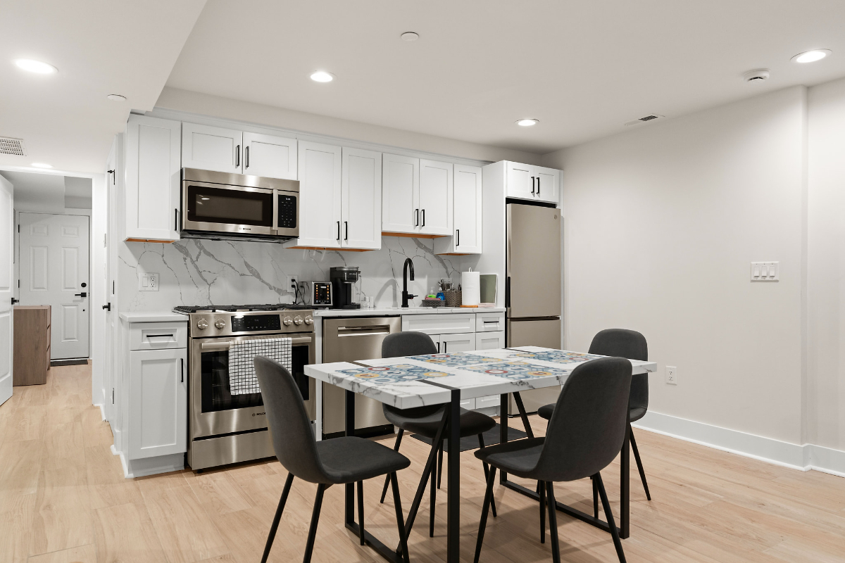 Newly Renovated Shaw Apartment - Photo 9