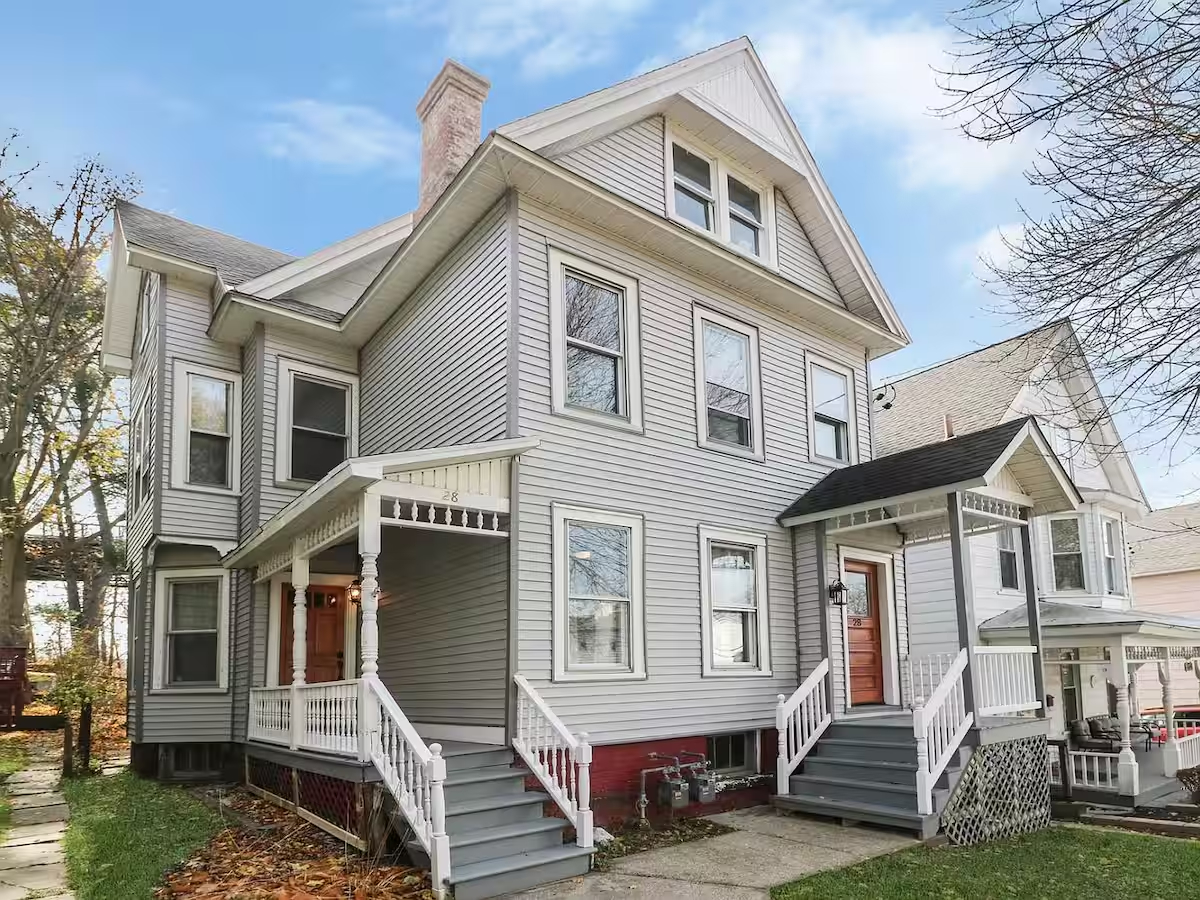 Charming 3BR Home Near Hudson Walkway - Laundry & Backyard Access - Photo 1