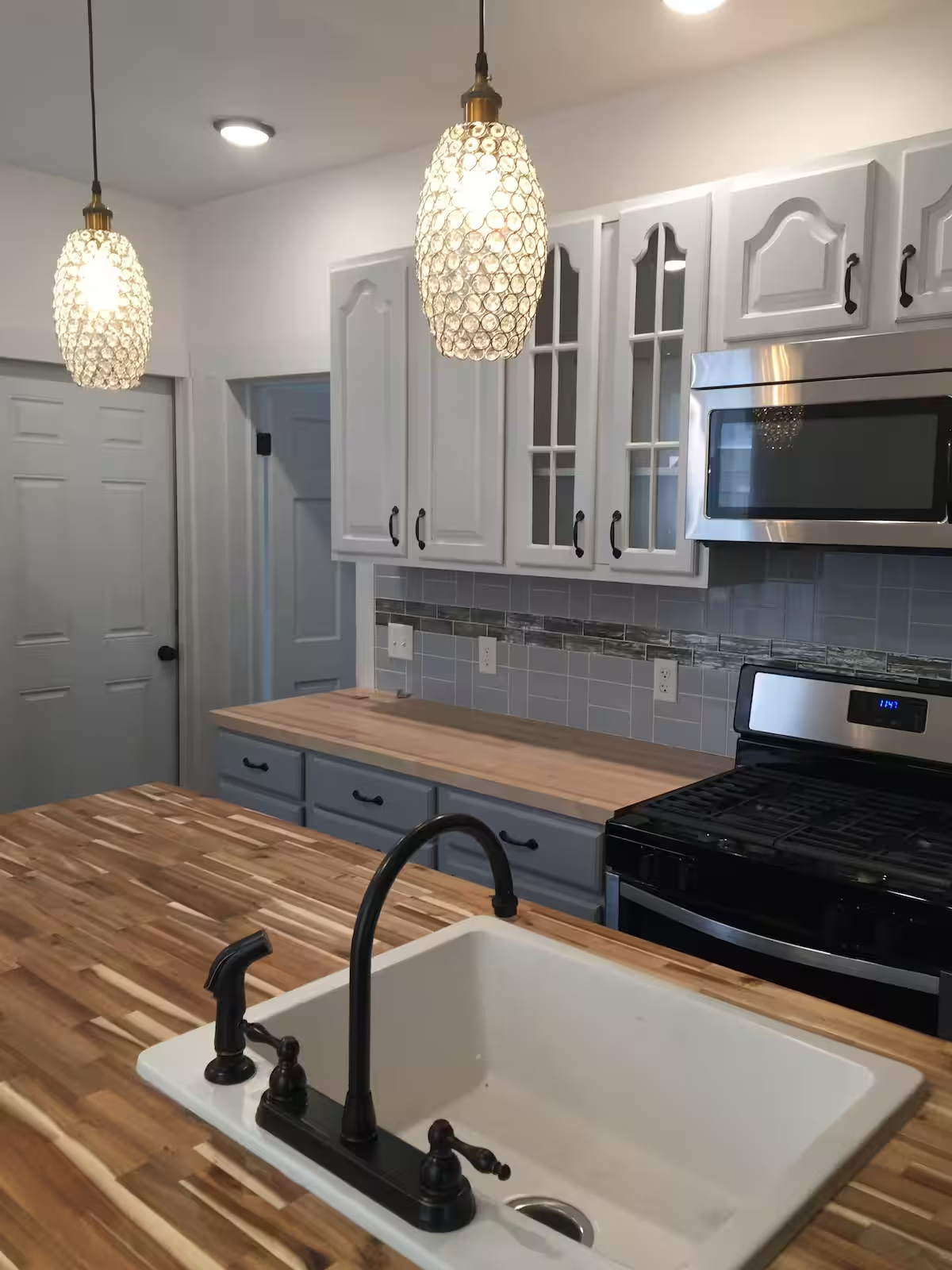 Charming 3BR Home Near Hudson Walkway - Laundry & Backyard Access - Photo 9