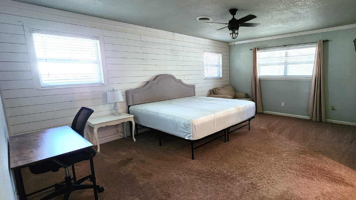 Comfortable furnished room with shared home amenities and garage parking - Photo 4