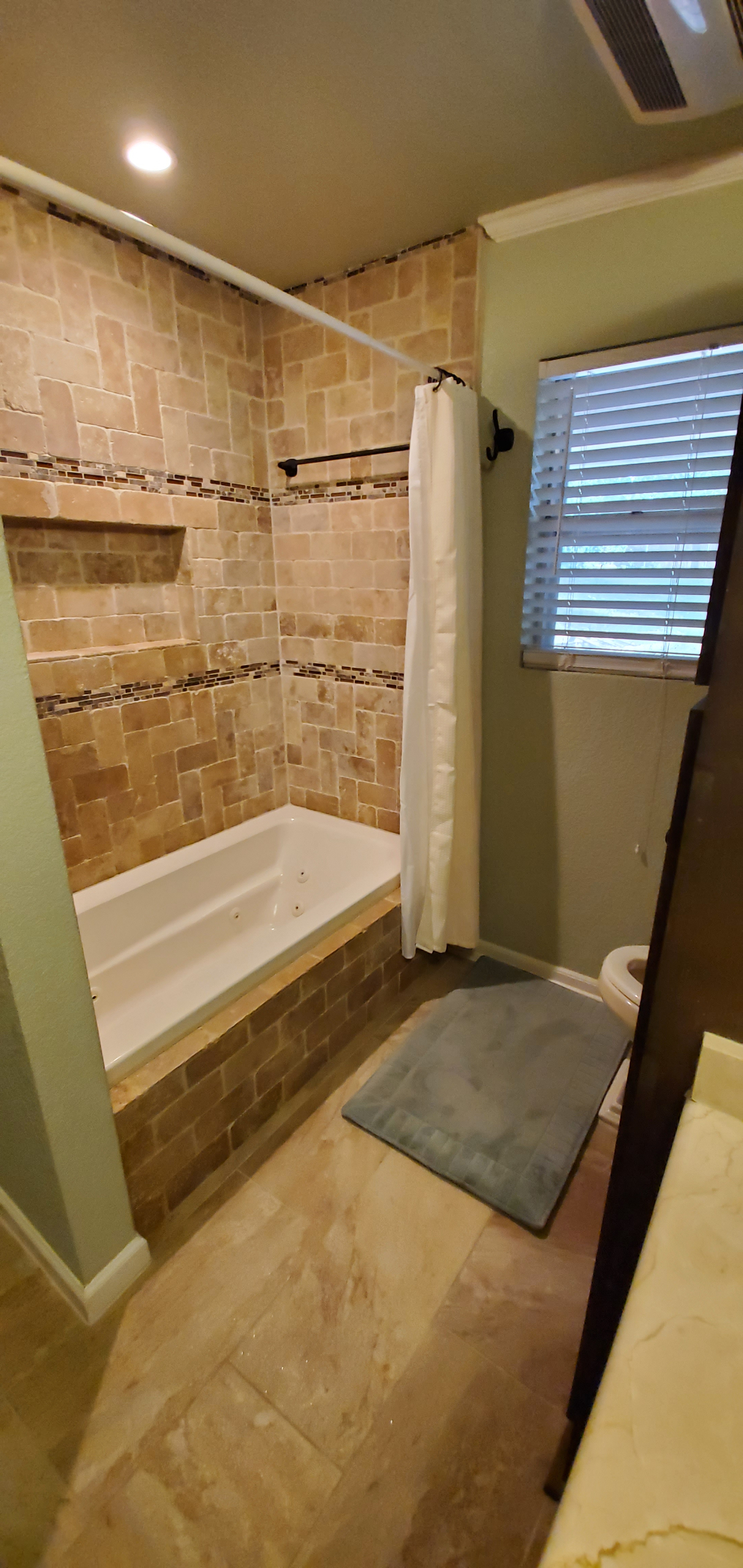 Comfortable furnished room with shared home amenities and garage parking - Photo 7