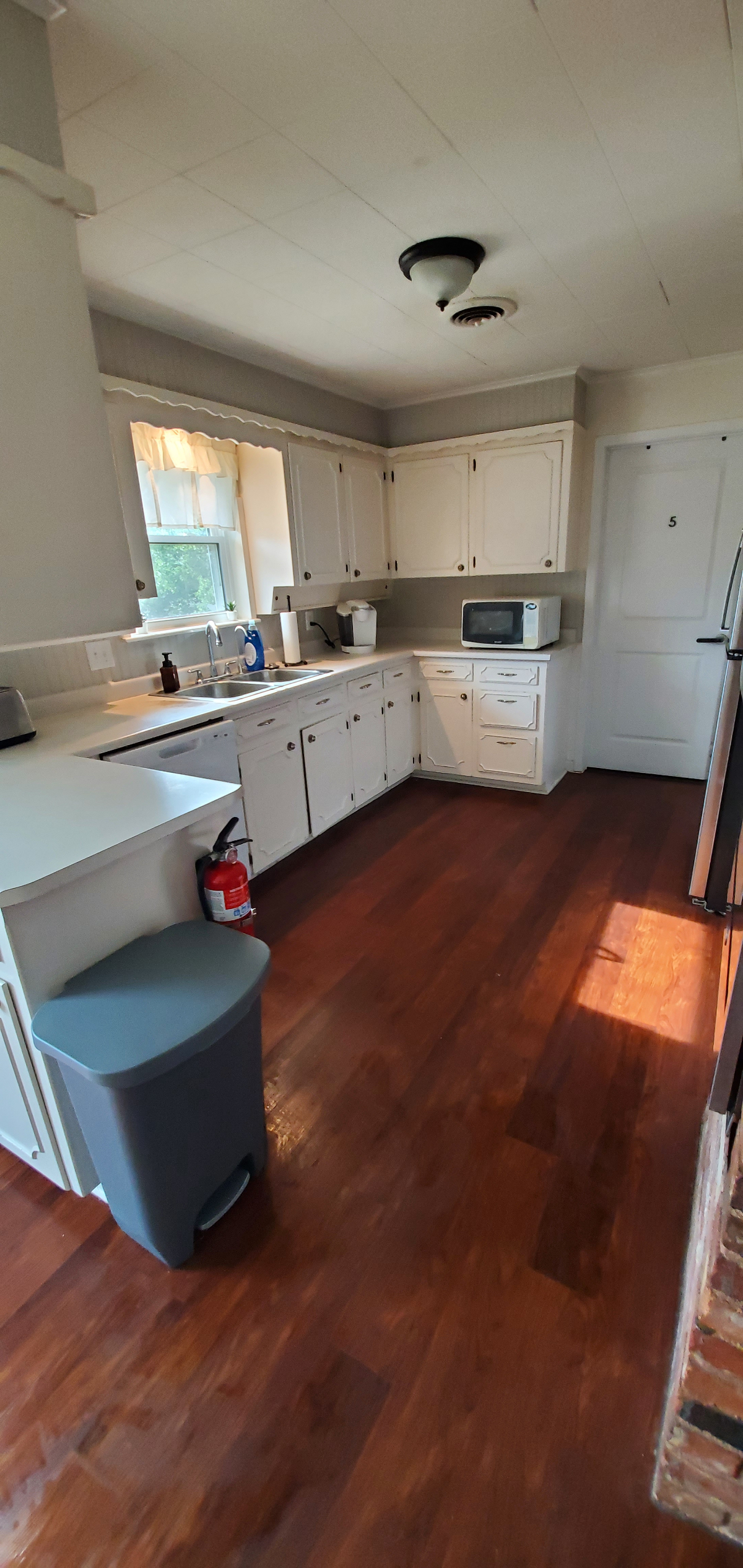 Comfortable furnished room with shared home amenities and garage parking - Photo 2