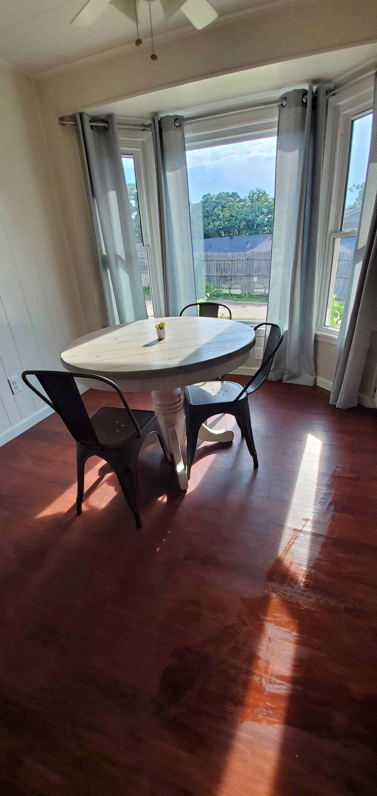 Comfortable furnished room with shared home amenities and garage parking - Photo 3