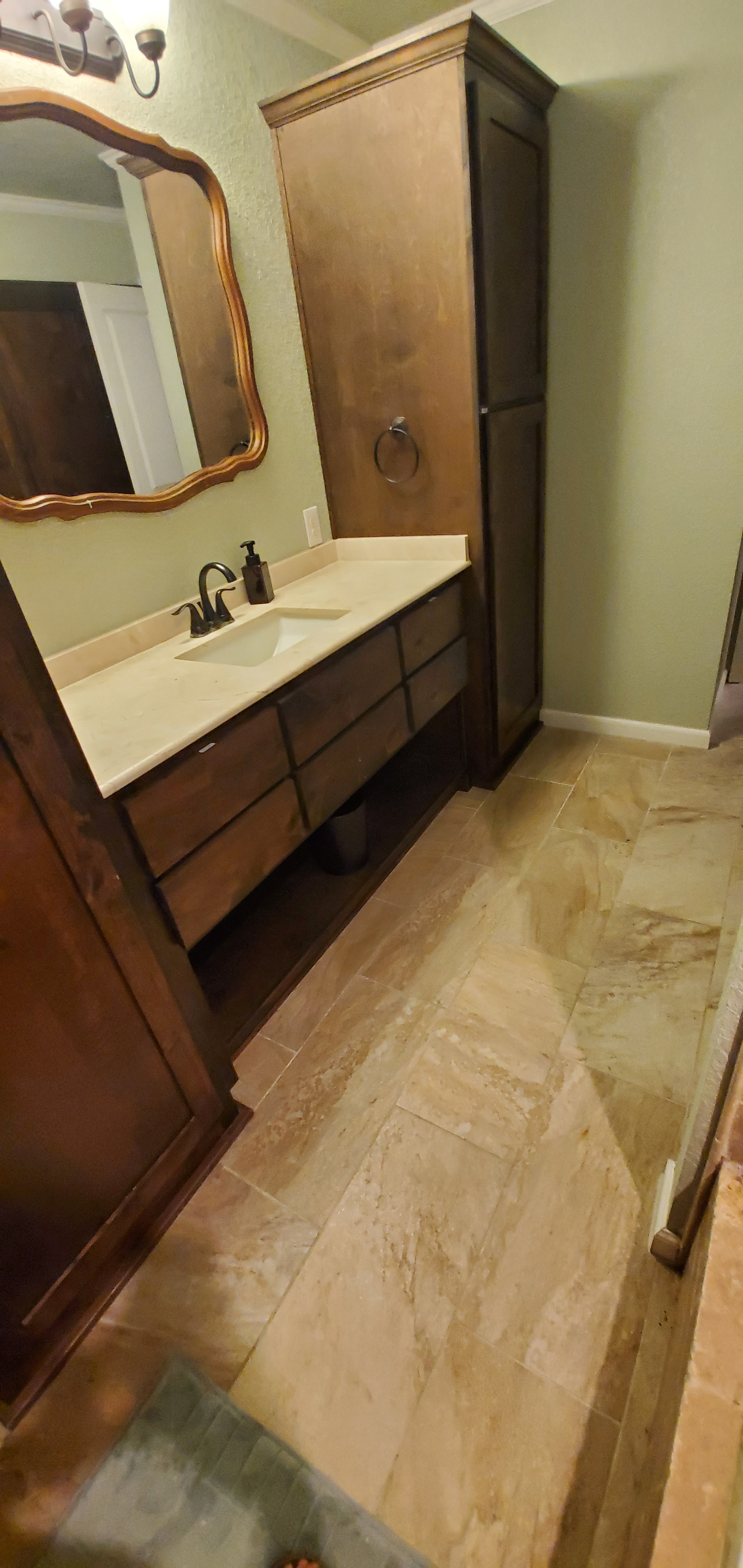 Comfortable furnished room with shared home amenities and garage parking - Photo 6