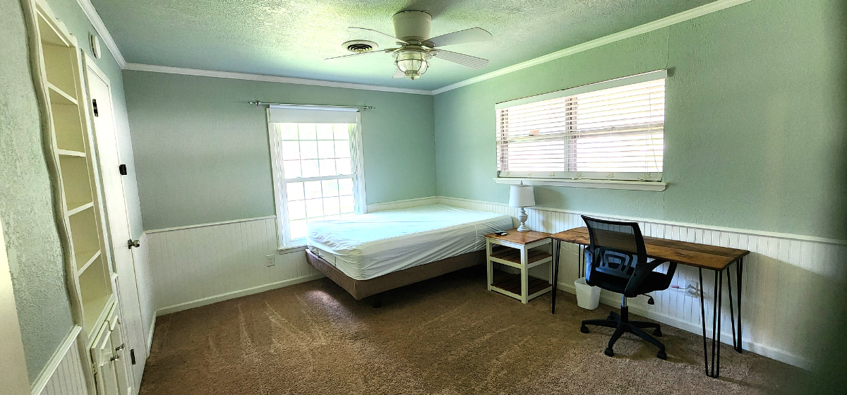 Comfortable furnished room with shared home amenities and garage parking - Photo 5