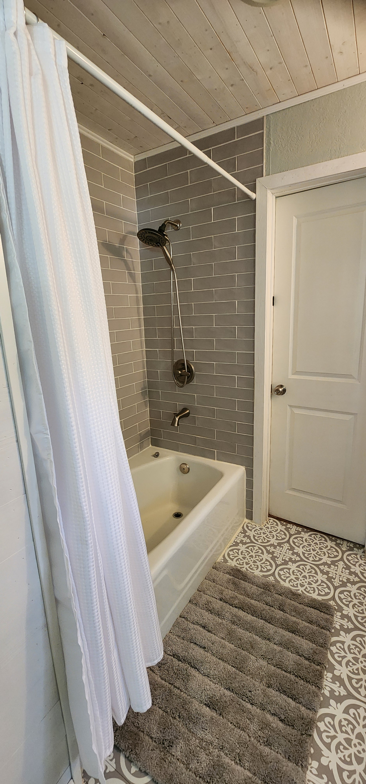 Comfortable furnished room with shared home amenities and garage parking - Photo 8