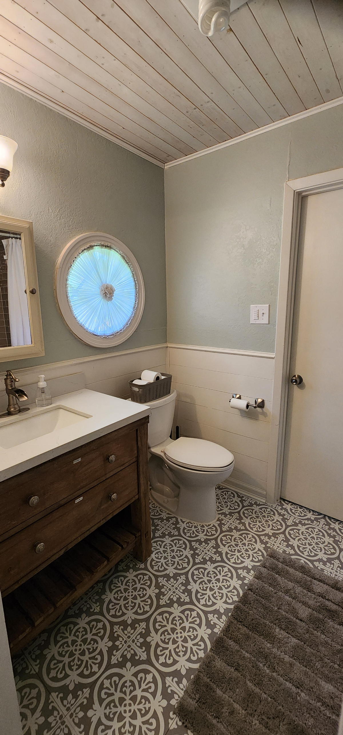 Comfortable furnished room with shared home amenities and garage parking - Photo 9