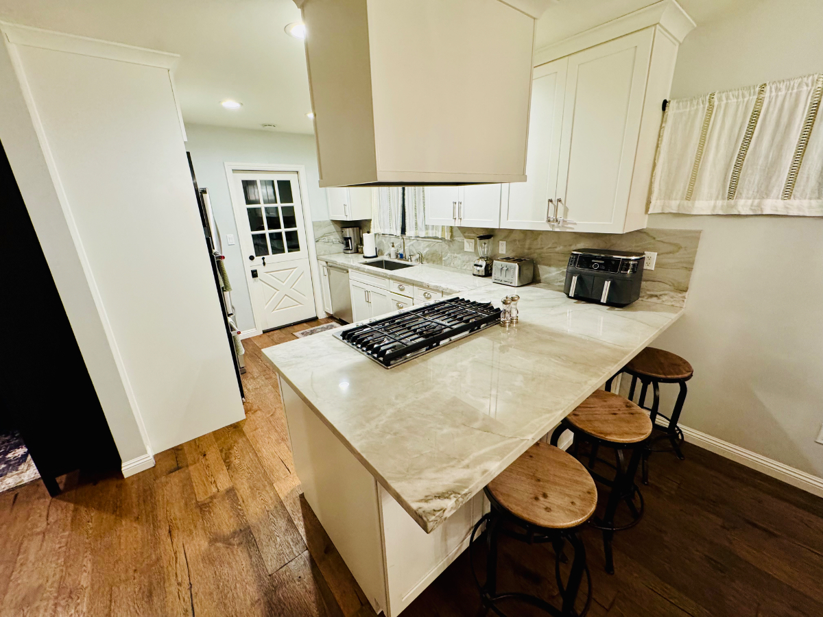Completely renovated 3 bed/2 bath close to UCSD, walk from Sprouts/Starbucks/restaurants - Photo 5