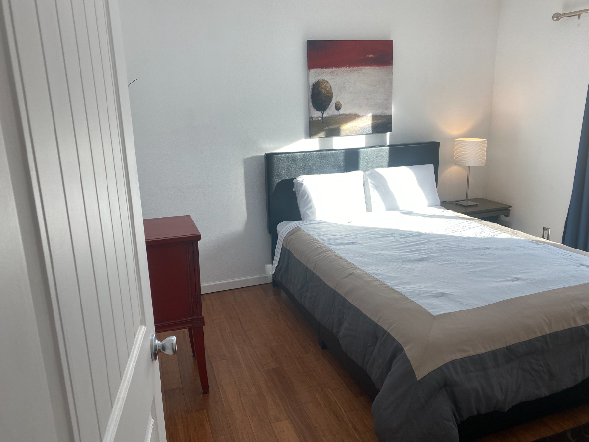 Modern open floor plan house within walking distance to hospital and Parks. - Photo 2