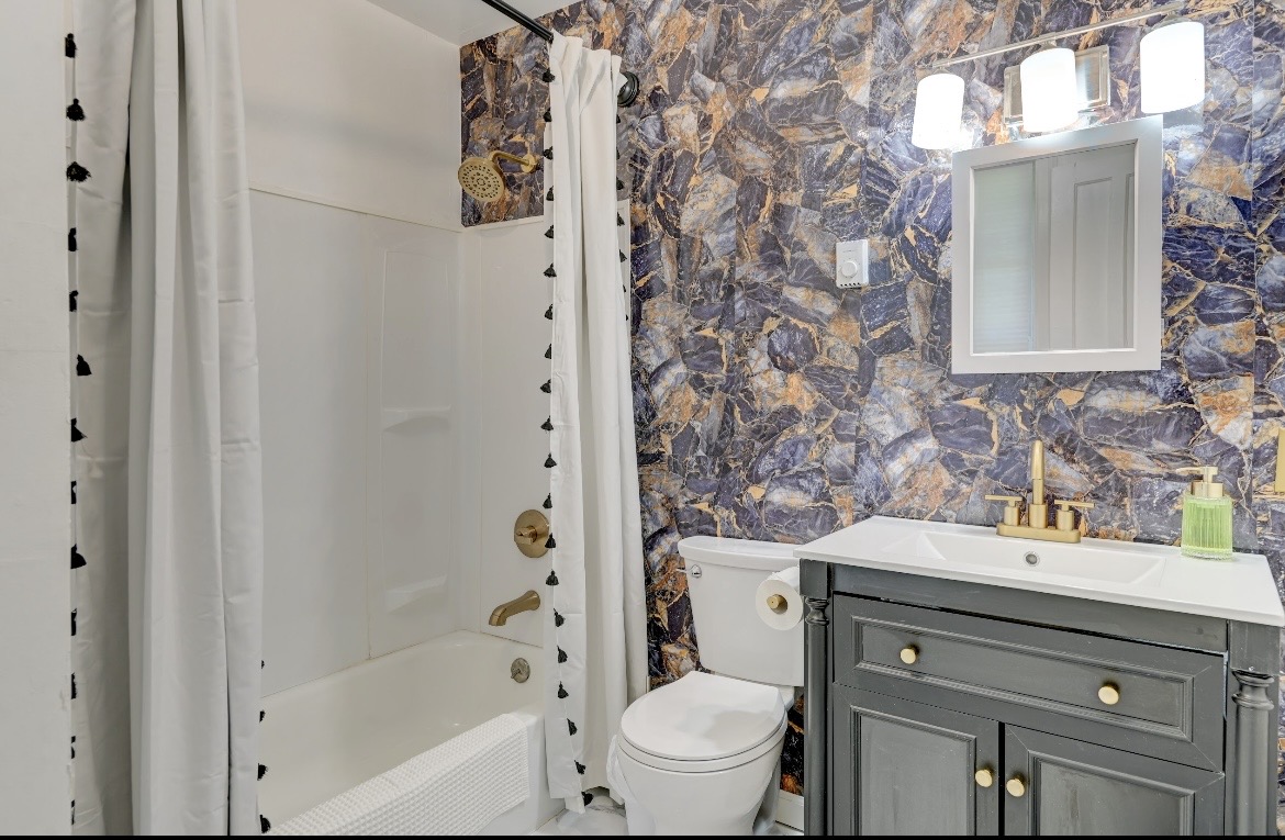 Stylish Downtown Albany Retreat | Furnished 1BR + 1.5 Baths + W/D - Photo 7