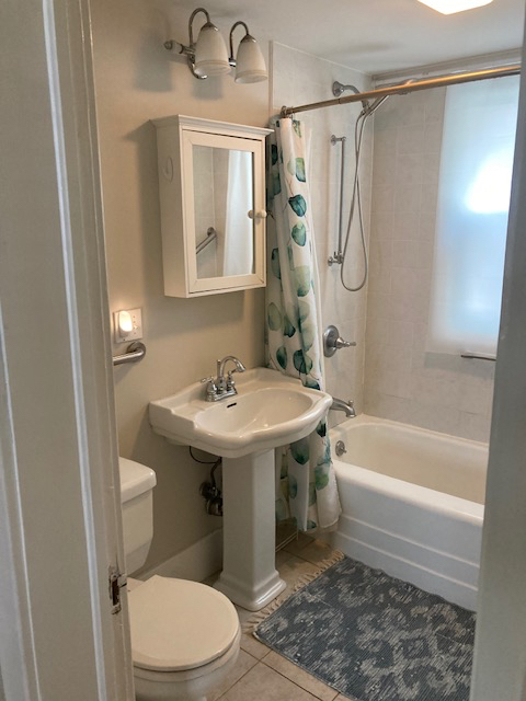 Convenient Two Bedroom apartment - Photo 2