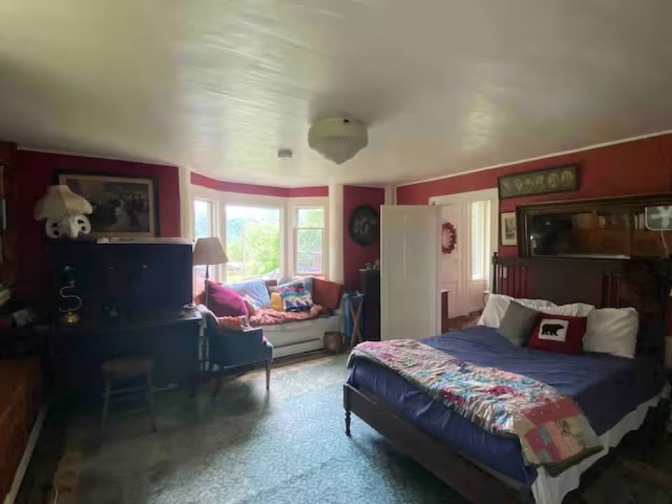 ROOMSHARE in 5BD, 2.5BA Fully Furnished Farmhouse, Avail Sept 12, hot tub, outdoor shower, serenity - Photo 3