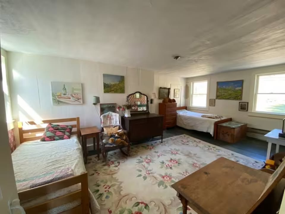 ROOMSHARE in 5BD, 2.5BA Fully Furnished Farmhouse, Avail Sept 12, hot tub, outdoor shower, serenity - Photo 8