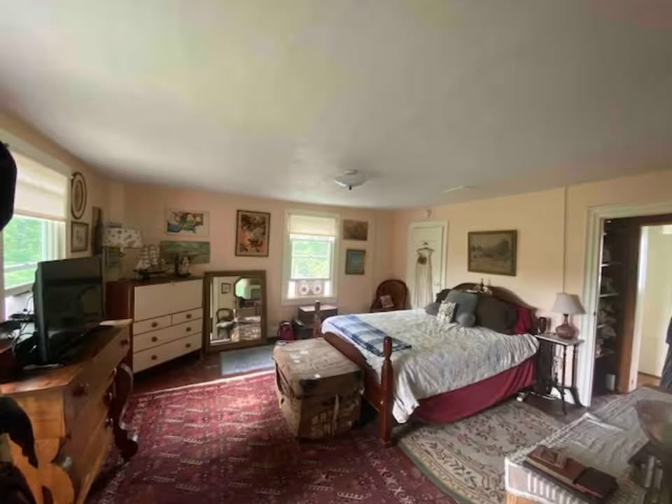 ROOMSHARE in 5BD, 2.5BA Fully Furnished Farmhouse, Avail Sept 12, hot tub, outdoor shower, serenity - Photo 4