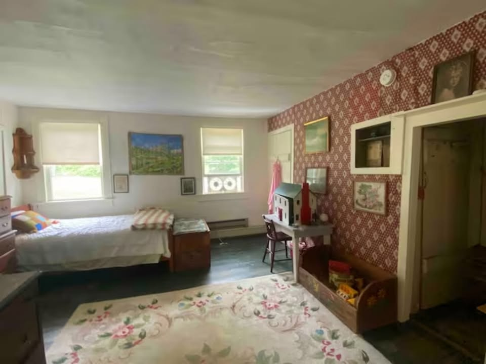 ROOMSHARE in 5BD, 2.5BA Fully Furnished Farmhouse, Avail Sept 12, hot tub, outdoor shower, serenity - Photo 9