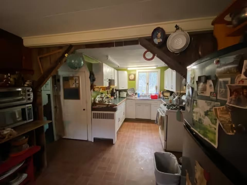 ROOMSHARE in 5BD, 2.5BA Fully Furnished Farmhouse, Avail Sept 12, hot tub, outdoor shower, serenity - Photo 11