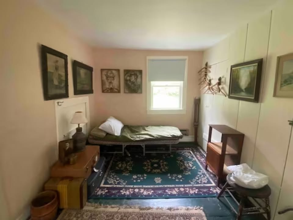 ROOMSHARE in 5BD, 2.5BA Fully Furnished Farmhouse, Avail Sept 12, hot tub, outdoor shower, serenity - Photo 12