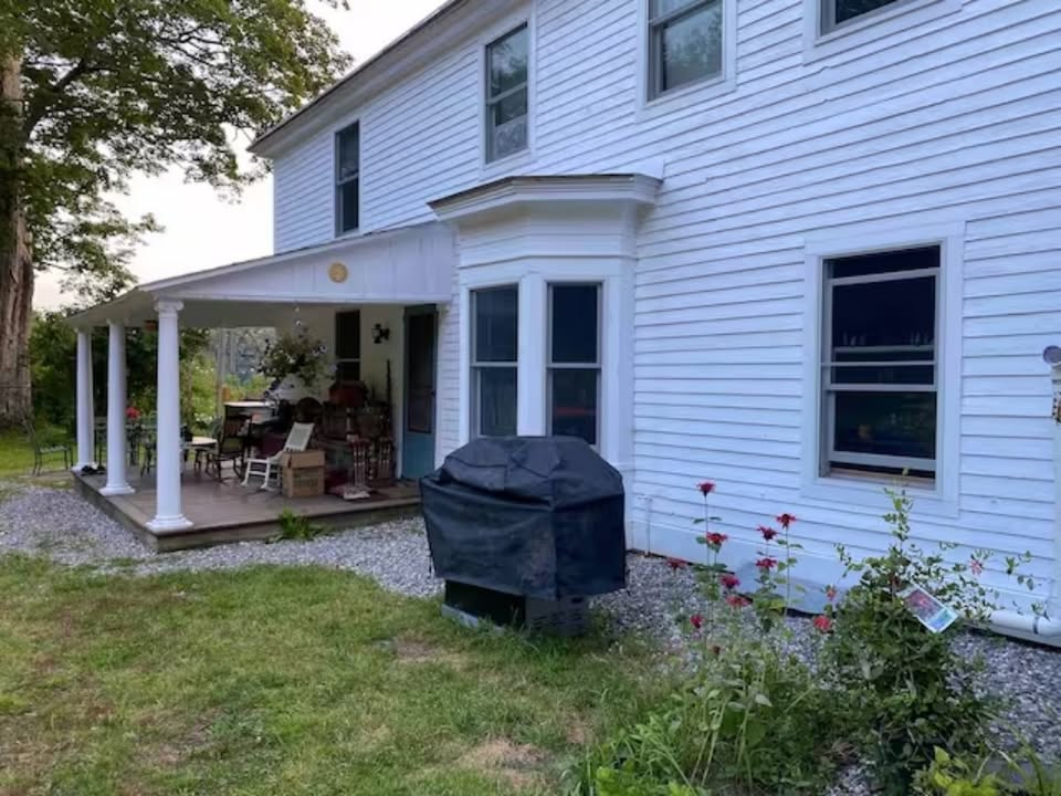 ROOMSHARE in 5BD, 2.5BA Fully Furnished Farmhouse, Avail Sept 12, hot tub, outdoor shower, serenity - Photo 2