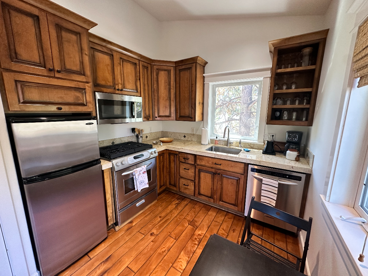Bright 1BR ADU in Walkable NorthWest Crossing + Full 1 car garage w/ ample storage - Photo 4