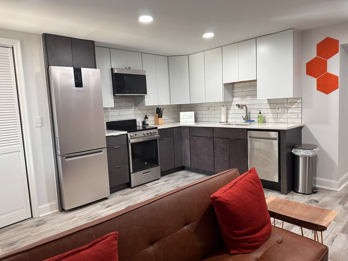 Colorful & modern English Basement Apartment - Photo 4