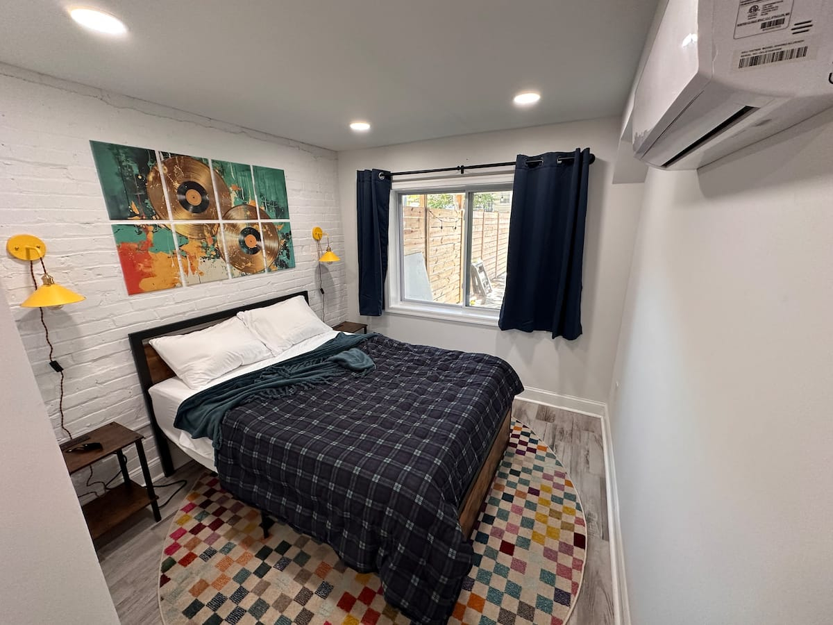 Colorful & modern English Basement Apartment - Photo 2