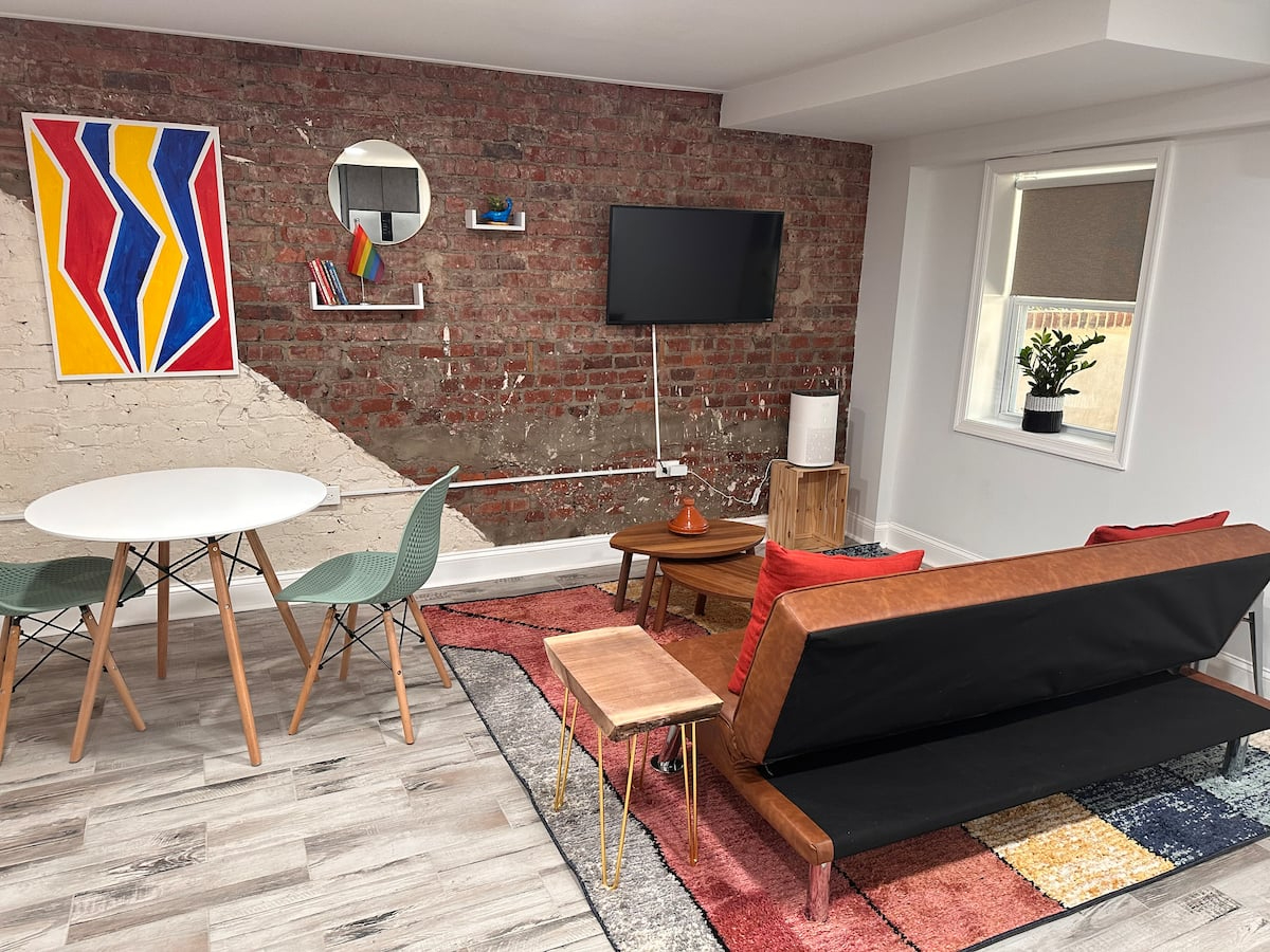 Colorful & modern English Basement Apartment - Photo 1