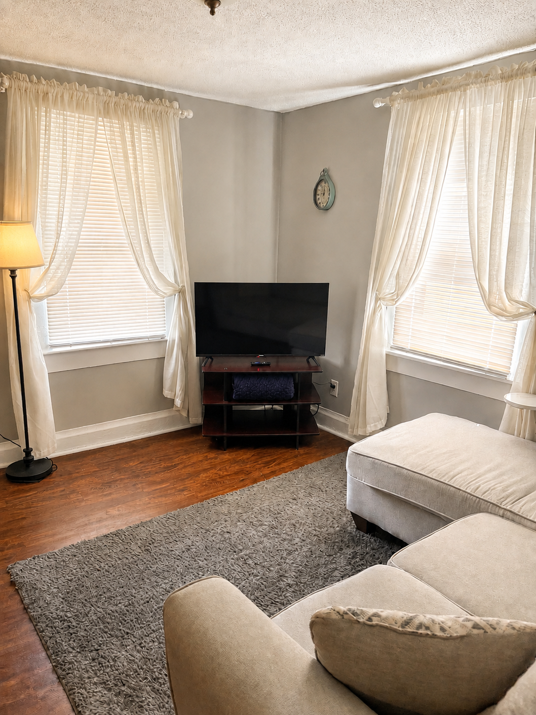 Cozy Pet-Friendly Apartment Near Hospitals - Utilities & Laundry Included - Photo 1